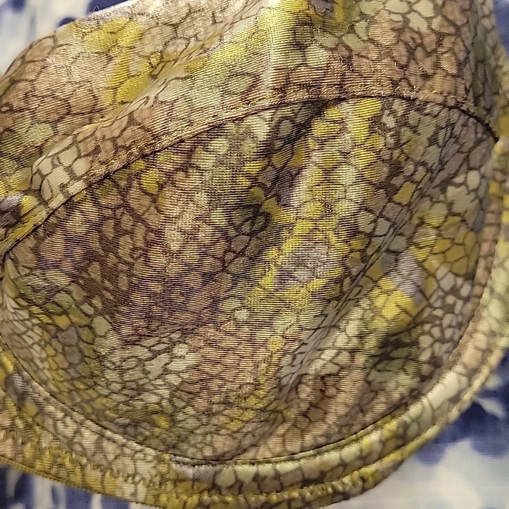 Victoria's Secret 36B Underwire Green Snakeskin Bra - Picture 2 of 6